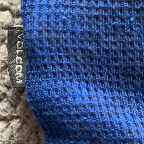 Volcom boys hooded t shirt. Size medium. Excellent condition - Picture 9 of 9